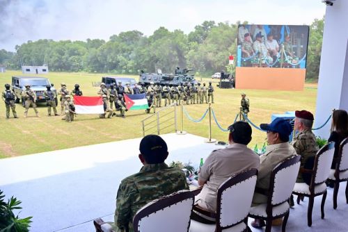 Presiden Prabowo dan Raja Abdullah II menyaksikan demonstrasi drone kolaborasi TNI–Yordania di Halim, menandai penguatan kerja sama pertahanan kedua negara. foto: Dok BPMI Setpres