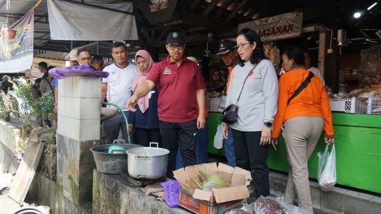 Wali Kota Yogyakarta minta pedagang Pasar Ngasem jaga kebersihan dan sediakan tiga tempat sampah di tiap lapak agar pasar tetap nyaman dan tertib. foto: Warta.jogjakota.go.id
