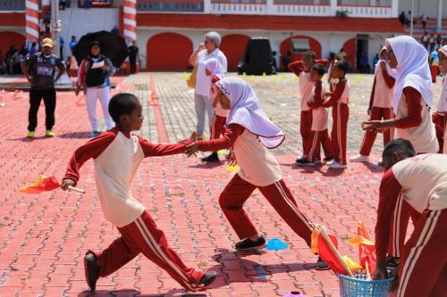 Ribuan pelajar Kota Tual ikut Festival Olahraga Pendidikan 2025. Kemenpora soroti potensi muda 65% dan dorong pengembangan sport tourism. foto: yayan/kemenpora.go.id