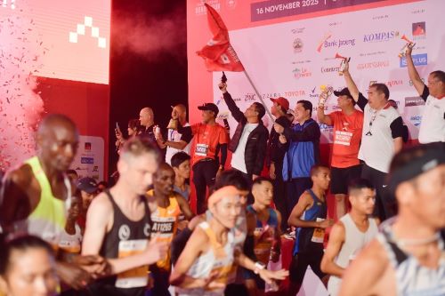 Menpora Erick melepas 11.500 pelari Borobudur Marathon 2025 dan dorong sports tourism sebagai motor ekonomi dan ikon maraton dunia. foto: Bagus/kemenpora.go.id