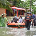 Sekda Agam meninjau banjir Tiku V Jorong yang berdampak pada 8.000 warga. Akses terputus, bantuan terbatas, penanganan darurat terus dipercepat. Foto: infopublik.id
