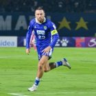 Marc Klok ingatkan Persib Bandung agar tidak meremehkan lawan jelang laga kontra Dewa United, momentum enam kemenangan beruntun Maung Bandung, fokus menjaga performa di BRI Super League 2025-26. foto: Dok Ileague.id