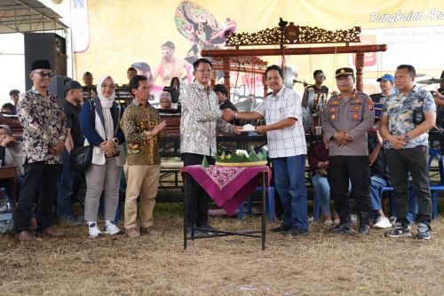 Wakil Bupati Sleman Danang Maharsa meresmikan Pasar Tradisional Kowen 2 Godean sebagai upaya memperkuat ekonomi warga. Revitalisasi pasar diharapkan meningkatkan kenyamanan, daya beli, dan pertumbuhan ekonomi lokal. Foto: Humas Kab Sleman
