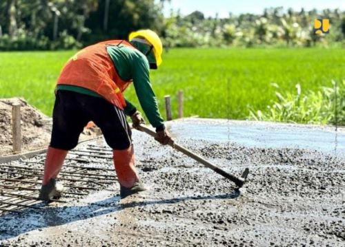 Program Padat Karya Kementerian PU 2025 serap 138 ribu tenaga kerja dan dorong ekonomi lokal lewat pembangunan infrastruktur berbasis masyarakat. Foto: Dok PU