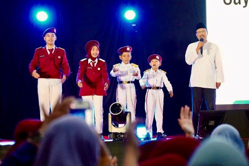 Dialog Sekolah Rakyat di Pasuruan penuh haru saat siswa sambut Gus Ipul dengan puisi dan hadrah. Gus Ipul tegaskan tak boleh ada titipan siswa. foto: Dok Kemensos