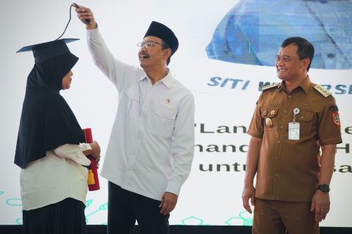 Gus Ipul hadiri graduasi 1.000 KPM PKH di Pemalang dan mendapat masukan jujur soal transparansi bansos dari seorang peserta. foto: Dok Kemensos