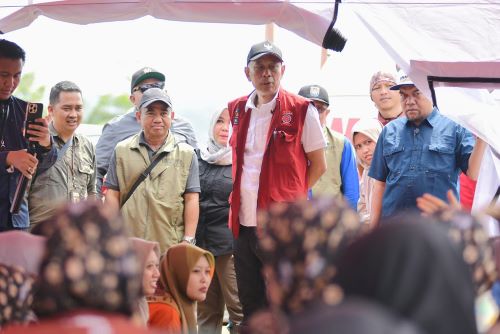 Wamensos Agus Jabo meninjau longsor Cilacap dan menyalurkan bantuan serta santunan Rp376 juta bagi korban meninggal, luka, dan penyintas. foto: Dok Kemensos