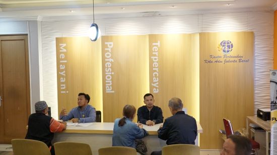 BPN tetap membuka layanan pertanahan saat libur Nataru. Warga mengaku terbantu dan mengapresiasi petugas yang tetap bekerja di hari libur. foto: Dok Atr Bpn