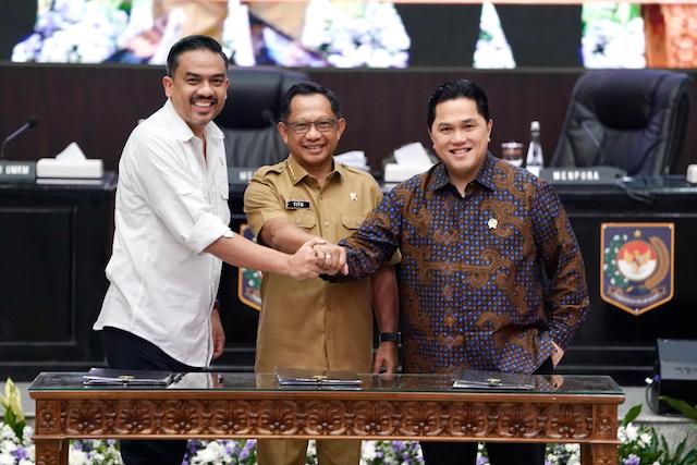 Menpora Erick, Mendagri, dan Menteri UMKM teken MoU pengelolaan sarpras olahraga untuk dorong ekonomi daerah dan pemanfaatan aset secara produktif. Foto: infopublik.id