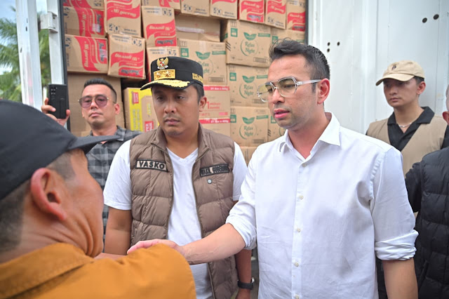 Utusan Khusus Presiden Raffi Ahmad bersama Wagub Sumbar mengunjungi Pasie Laweh untuk menguatkan semangat warga terdampak banjir dan menyalurkan bantuan. Foto: infopublik.id