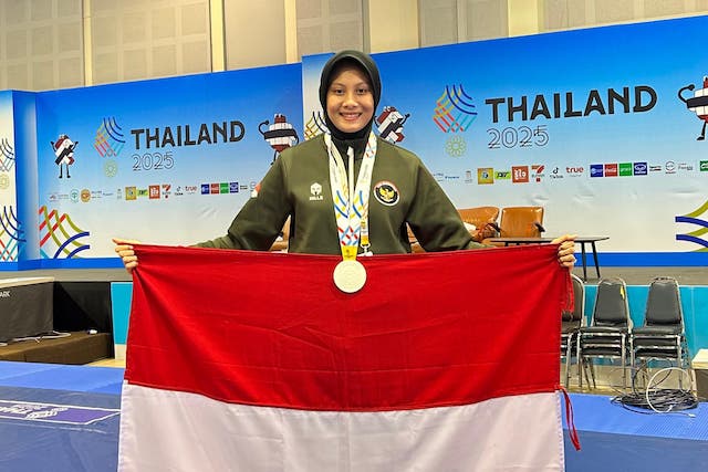 Pegulat asal Tuban, Mutoharoh, sukses meraih medali perak cabang gulat freestyle 57 kg putri pada SEA Games 2025 di Thailand. Foto: infopublik.id