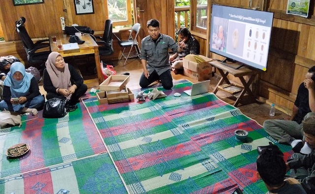 PUPUK Surabaya latih petani Batang dan Pekalongan mengolah kopi berkualitas di Petungkriyono untuk meningkatkan mutu dan nilai jual produk. Foto: infopublik.id