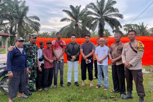 Puting beliung terjang Kelurahan Mundam, Dumai. Pemko Dumai bergerak cepat dirikan tenda darurat dan salurkan bantuan bagi warga terdampak. foto: MC Dumai 