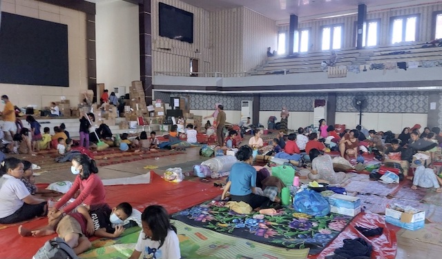 Penanganan pengungsi di GOR Pandan Tapteng berjalan baik dengan dukungan posko, layanan kesehatan, dan pemulihan jaringan pascabencana. Foto: infopublik.id