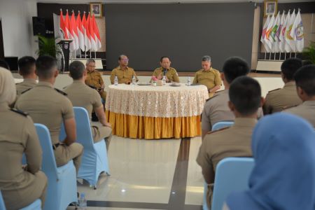 Gubernur Gorontalo Gusnar Ismail memberi pesan disiplin dan keteladanan kepada siswa kedinasan asal Gorontalo sebagai bekal pengabdian. foto: MC Gorontalo/Bahrian