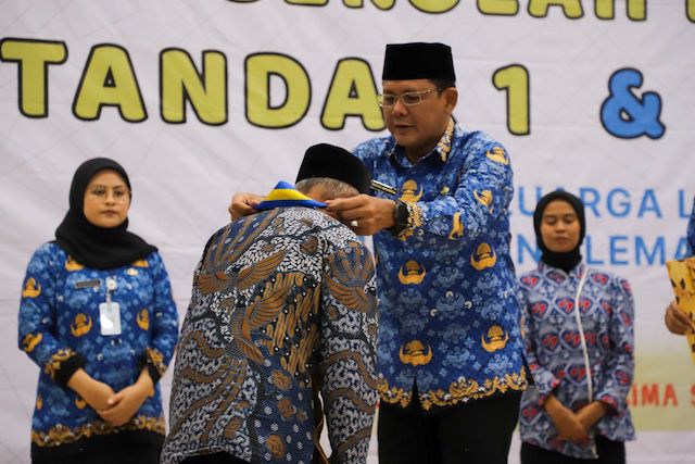 Wabup Sleman mewisuda 474 peserta Sekolah Lansia. Pemkab Sleman berkomitmen memperluas program agar lansia tetap sehat dan produktif.