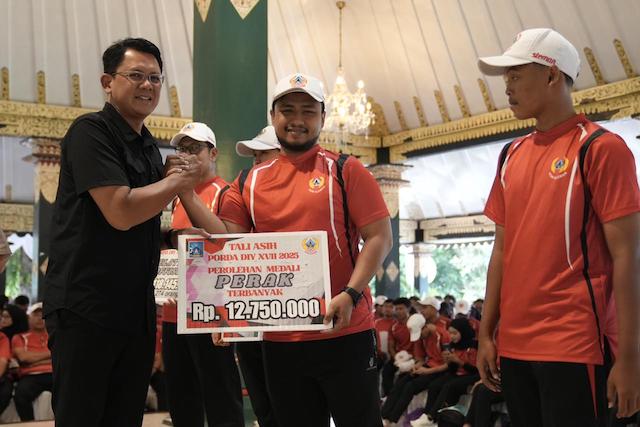 Pemkab Sleman menggelontorkan bonus Rp11,6 miliar bagi atlet dan pelatih berprestasi di PORDA dan PEPARDA DIY 2025 sebagai bentuk apresiasi.
