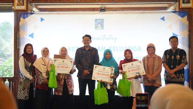 Pemkab Sleman beri penghargaan kepada kelompok Bina Keluarga Sejahtera yang dinilai berperan menurunkan angka stunting dalam Rakor Stunting 2025.