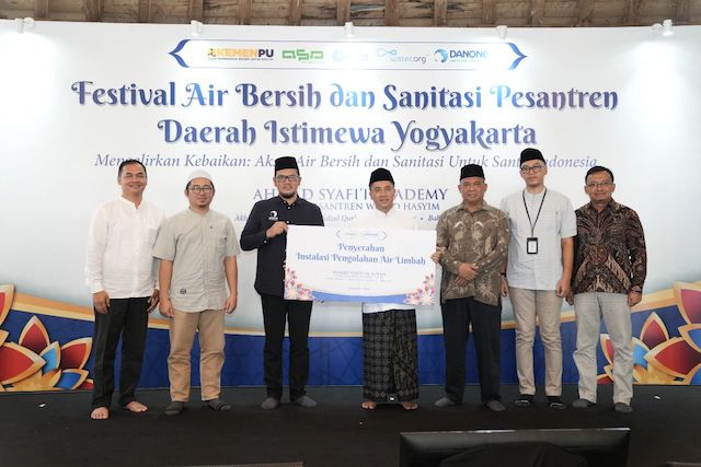 Festival WASH di Sleman dibuka Bupati Harda Kiswaya untuk memperkuat akses air bersih dan sanitasi di pesantren, bekerja sama dengan Danone dan pemerintah.