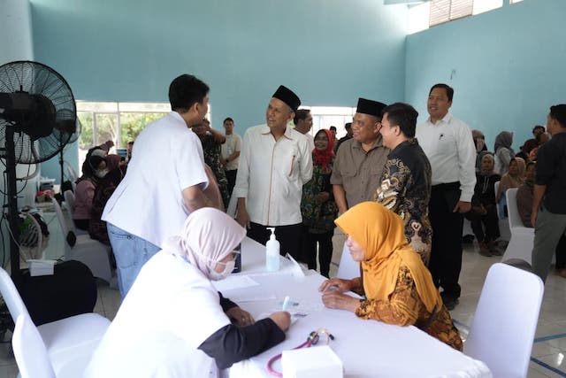 Bupati Sleman dampingi Ketua LPS Anggito Abimanyu bagikan layanan kesehatan gratis dan sembako untuk 350 warga Gayamharjo Prambanan.