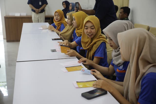 Pemkab Sleman menyalurkan BLT DBHCHT Rp700 ribu kepada 1.200 karyawan PT Mitra Adi Jaya di Berbah, Sleman.