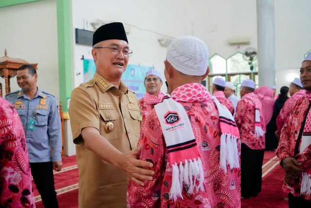 Pemkab Malinau memberangkatkan 18 warga umroh gratis, dari juara MTQ hingga nelayan, sebagai bentuk apresiasi dan pembangunan spiritual. Foto: infopublik.id