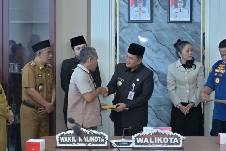 Pemkot Jambi menyalurkan bantuan Rp308,5 juta kepada korban kebakaran dan puting beliung di tiga kecamatan sebagai bentuk perlindungan sosial warga. foto: Istimewa