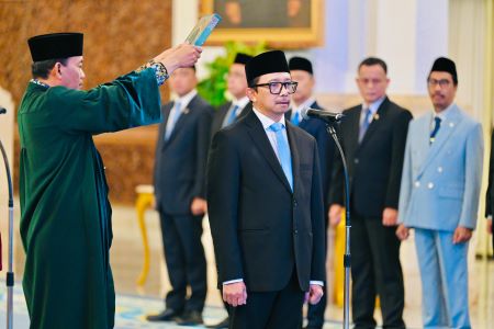 Presiden Prabowo Subianto resmi melantik Juda Agung sebagai Wakil Menteri Keuangan untuk memperkuat kebijakan fiskal nasional periode 2024–2029. foto: Dok BPMI Setpres