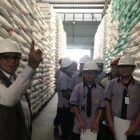 Eduwisata Bulog Singkawang ajak siswa SMKS Mudita belajar rantai distribusi dan ketahanan pangan, sekaligus memahami stok dan stabilitas harga. foto: Istimewa