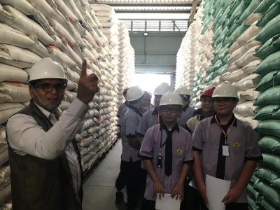 Eduwisata Bulog Singkawang ajak siswa SMKS Mudita belajar rantai distribusi dan ketahanan pangan, sekaligus memahami stok dan stabilitas harga. foto: Istimewa