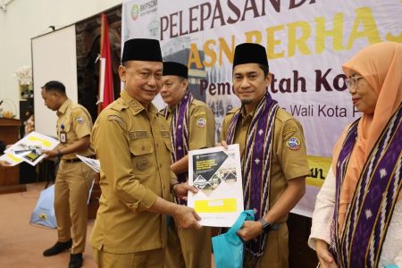 Wali Kota Pontianak lepas 73 ASN berhaji 2026, tekankan ibadah khusyuk, jaga kesehatan, dan pelayanan publik tetap berjalan optimal. foto: Istimewa